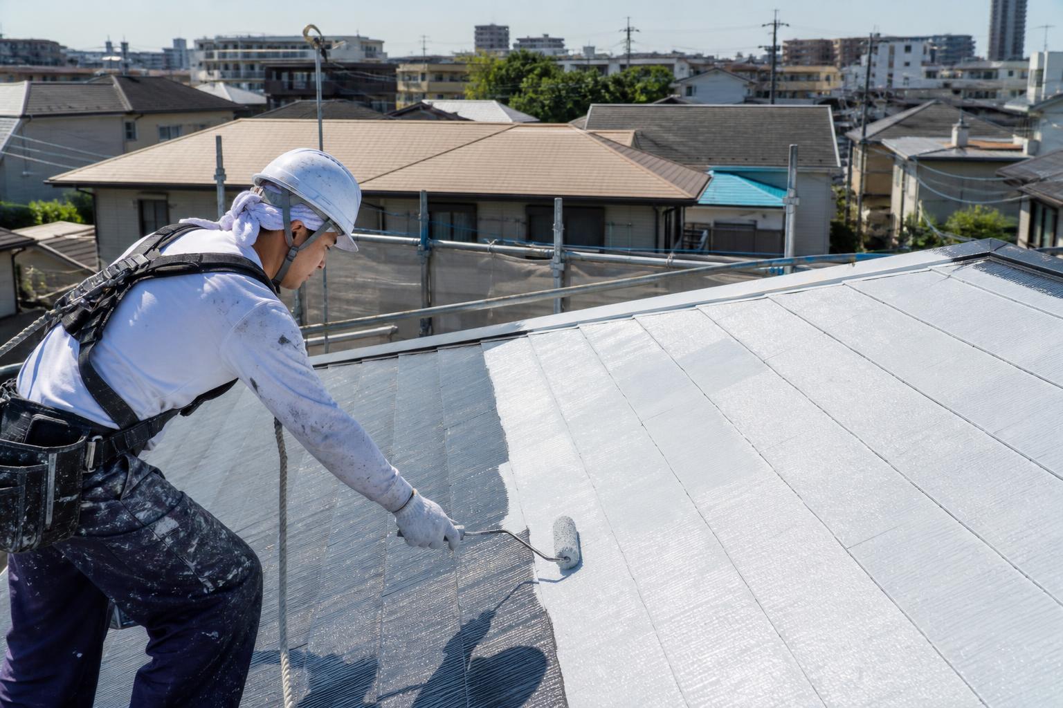 世田谷区の戸建住宅で高反射塗料を施工する職人
