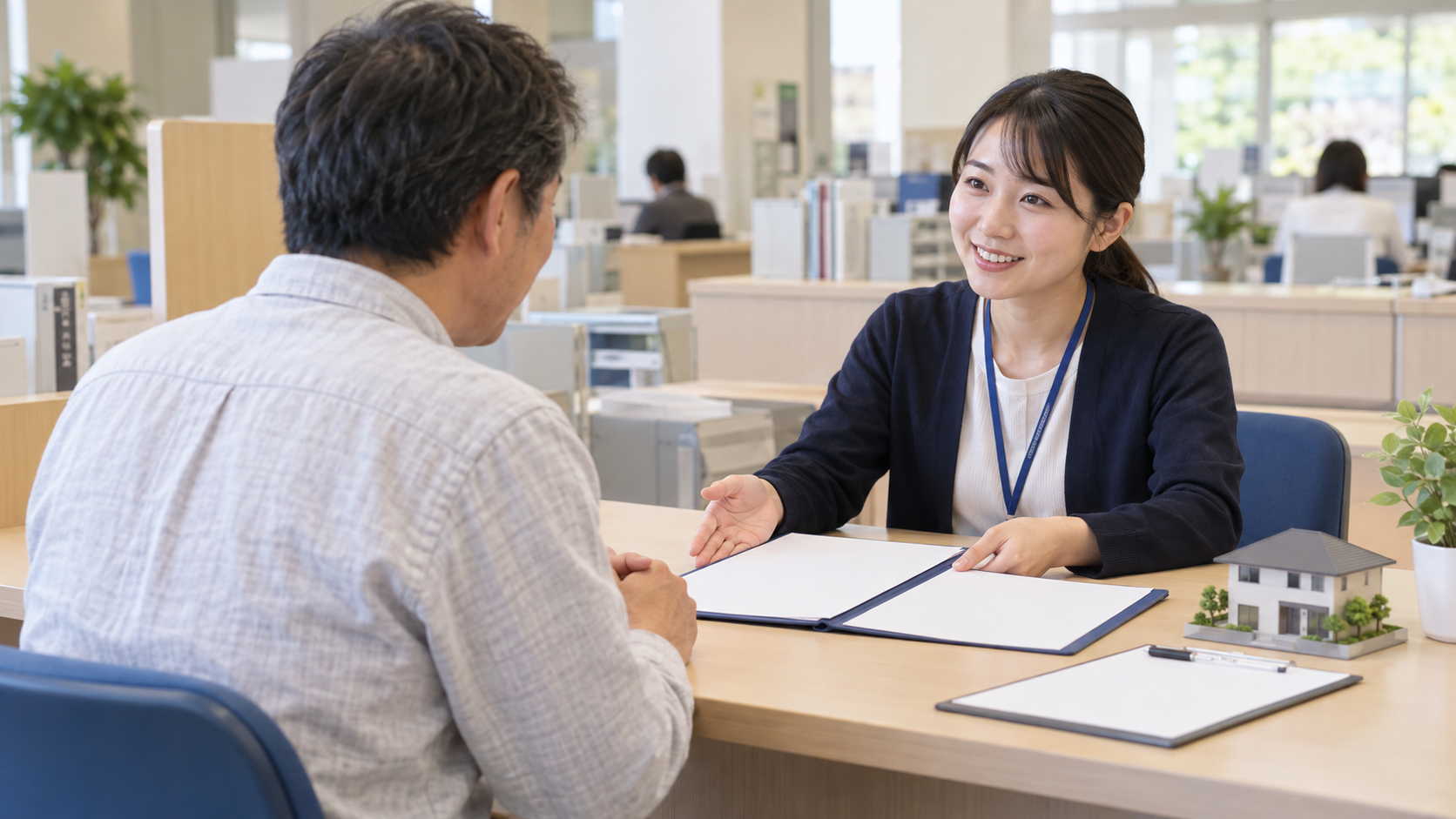 自治体の窓口で住宅制度を相談する様子